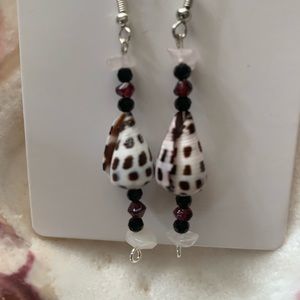 Beautiful Hebrew shell 🐚 & garnet earrings. Hand made in Hawaii with Aloha. 🌺